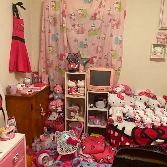 Hello Kitty Mystery Box! - Picture 2 of 2